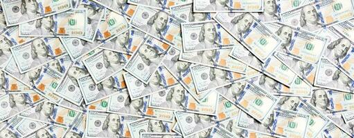 vista superior de notas de cem dólares feitas como pano de fundo. conceito de moeda usd. textura de dólares americanos foto