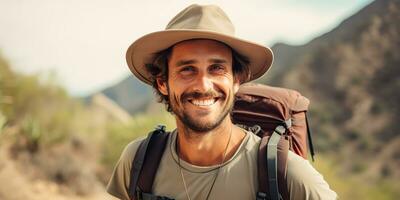 ai gerado. ai generativo. bonito homem dentro chapéu mochila caminhada caminhada retrato panorama aventura ar livre. gráfico arte foto