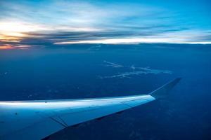 vista do pôr do sol da janela do avião foto