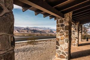 antiga estrutura e estrada no parque nacional do vale da morte