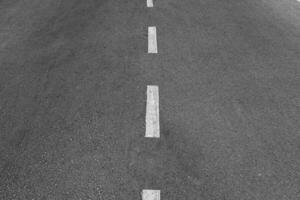 asfalto estrada com marcação linhas branco listras textura fundo. foto