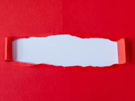 rasgado papel com espaço para texto em vermelho fundo foto