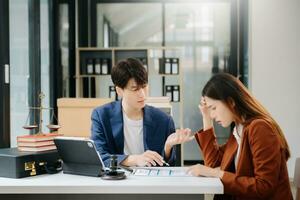 o negócio pessoas compassivamente segurando mãos e discutindo contrato papéis com computador portátil e comprimido escritório foto