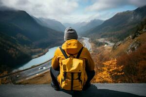 uma viajante explora pitoresco montanha paisagens com uma amarelo mochila ai gerado foto