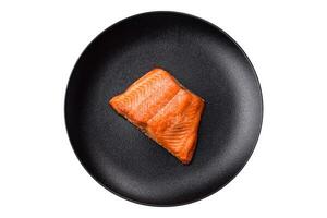 bife de peixe vermelho salmão assado delicioso com especiarias e ervas foto