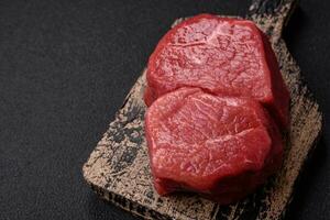 cru filé bife mignon carne com sal, especiarias e ervas foto