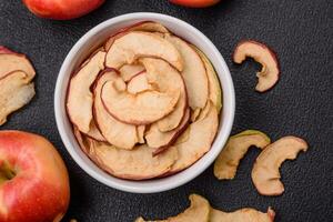 delicioso maduro vermelho maçã, fatiado e seco dentro uma especial secador foto