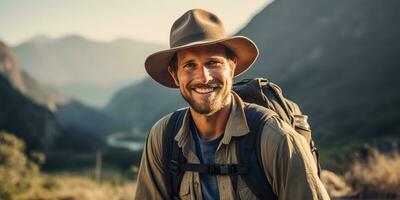 ai gerado. ai generativo. bonito homem dentro chapéu mochila caminhada caminhada retrato panorama aventura ar livre. gráfico arte foto