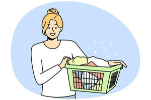 sorridente mulher com cesta do lavanderia foto