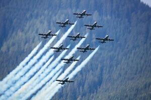 acrobático equipe às show aéreo. voar demonstração e formação vôo. ar força e militares mostrar. aeroporto e ar base. aviação e aeronaves. mosca e vôo. foto