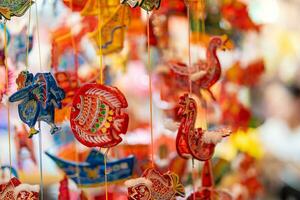 decorado colorida lanternas suspensão em uma ficar de pé dentro a ruas dentro ho chi minh cidade, Vietnã durante meio outono festival. chinês língua dentro fotos significar dinheiro e felicidade. seletivo foco.