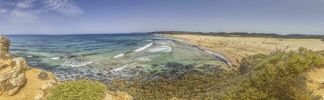 zangão panorama sobre a surfar local fronteiras de praia em a Português atlântico costa durante a dia foto