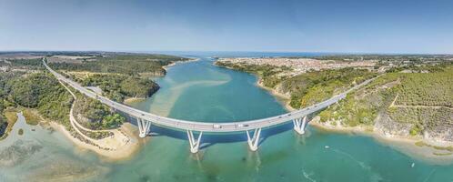 panorâmico Visão do a auto-estrada ponte sobre a rio mira perto a Cidade do bairro monte vistoso foto