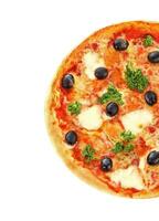 pizza com azeitonas isolado foto