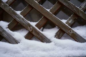 de madeira parede coberto com neve. foto
