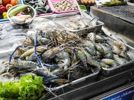 camarão fresco do mercado de peixes, frutos do mar no gelo no mercado noturno em hua hin, tailândia foto