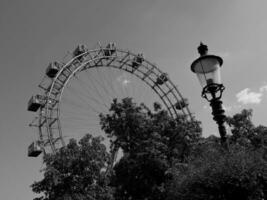 Viena às a Danúbio rio foto