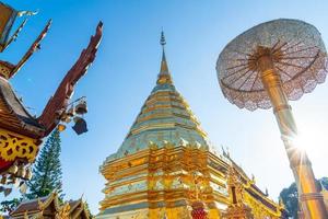belo monte dourado no templo de wat phra that doi suthep em chiang mai, tailândia. foto
