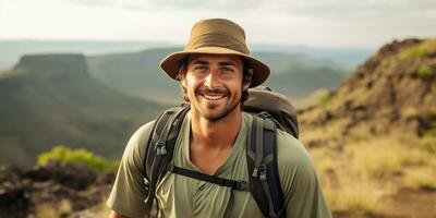 ai gerado. ai generativo. bonito homem dentro chapéu mochila caminhada caminhada retrato panorama aventura ar livre. gráfico arte foto