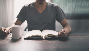 as pessoas leem livros para aumentar a capacidade de conhecimento foto