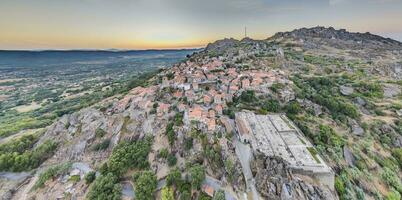 zangão panorama do histórico cidade e fortificação monsanto dentro Portugal dentro a manhã durante nascer do sol foto