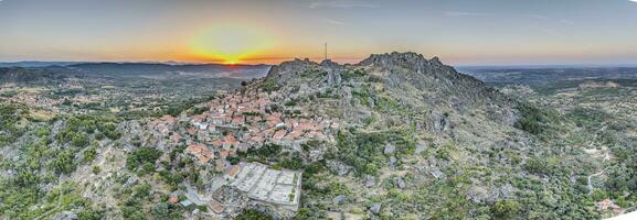 zangão panorama do histórico cidade e fortificação monsanto dentro Portugal dentro a manhã durante nascer do sol foto