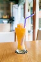 Copo de suco de laranja em café restaurante foto