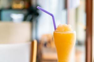 Copo de suco de laranja em café restaurante foto