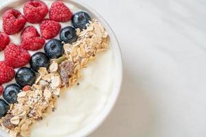 tigela de iogurte caseiro com framboesa, mirtilo e granola - estilo de comida saudável foto