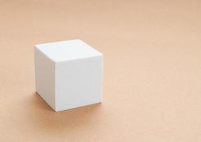 bloco branco em forma de geometria foto