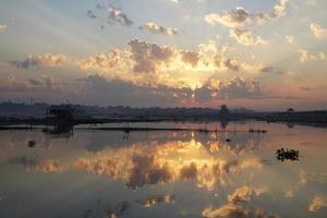 lago taungthaman com ponte u-bein pela manhã com reflexo do céu na água foto