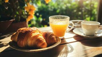 dourado croissants café e citrino suco brilhar dentro manhã brilho do sol foto