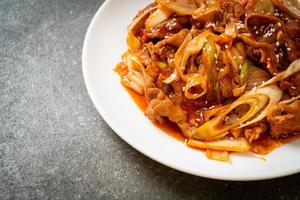 Carne de porco frita com pasta picante coreana e kimchi - comida ao estilo coreano