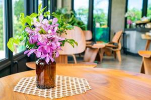 flores da orquídea na decoração do vaso na mesa do café restaurante