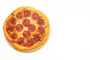pizza de calabresa isolada no fundo branco foto