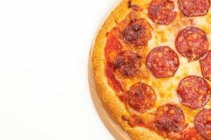 pizza de calabresa isolada no fundo branco foto