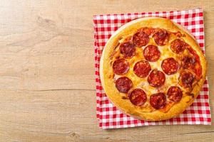 pizza de calabresa na bandeja de madeira - comida italiana foto