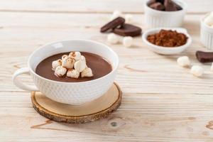 chocolate quente com marshmallows na xícara foto