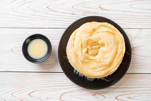 massa de roti crocante frita com leite condensado foto