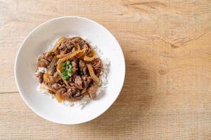 carne fatiada com arroz coberto ou gyudon - comida japonesa foto