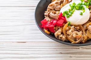 tigela de arroz de porco com ovo ou donburi - comida japonesa foto