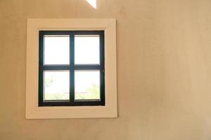 janela na parede com luz do sol e espaço de cópia foto