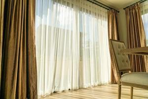 bela cortina com luz do sol da janela de vidro foto