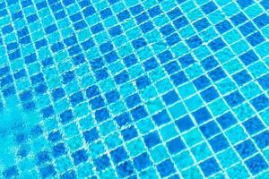 ladrilhos de piscina com superfície de água para o fundo