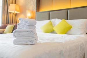 toalha branca dobrada na cama em hotel resort foto