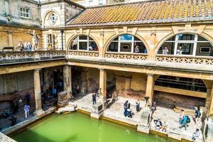 bath, inglaterra - 30 de agosto de 2019 - banhos romanos, local do patrimônio mundial da unesco com pessoas, que é um local de interesse histórico na cidade de bath, reino unido. foto