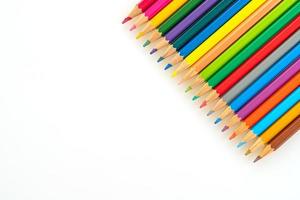 lápis de cor sobre fundo branco com espaço de cópia foto