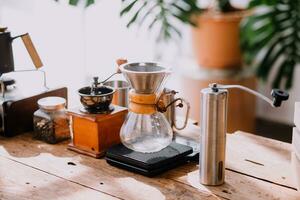 feliz jovem adulto casal fazer café da manhã e bebendo café juntos dentro acolhedor casa cozinha dentro manhã às lar. preparando refeição e sorridente. estilo de vida, lazer e amor conceito. foto