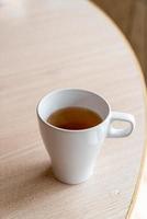 xícara de chá quente na mesa do restaurante foto