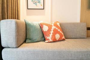 linda decoração de travesseiro no sofá da sala foto
